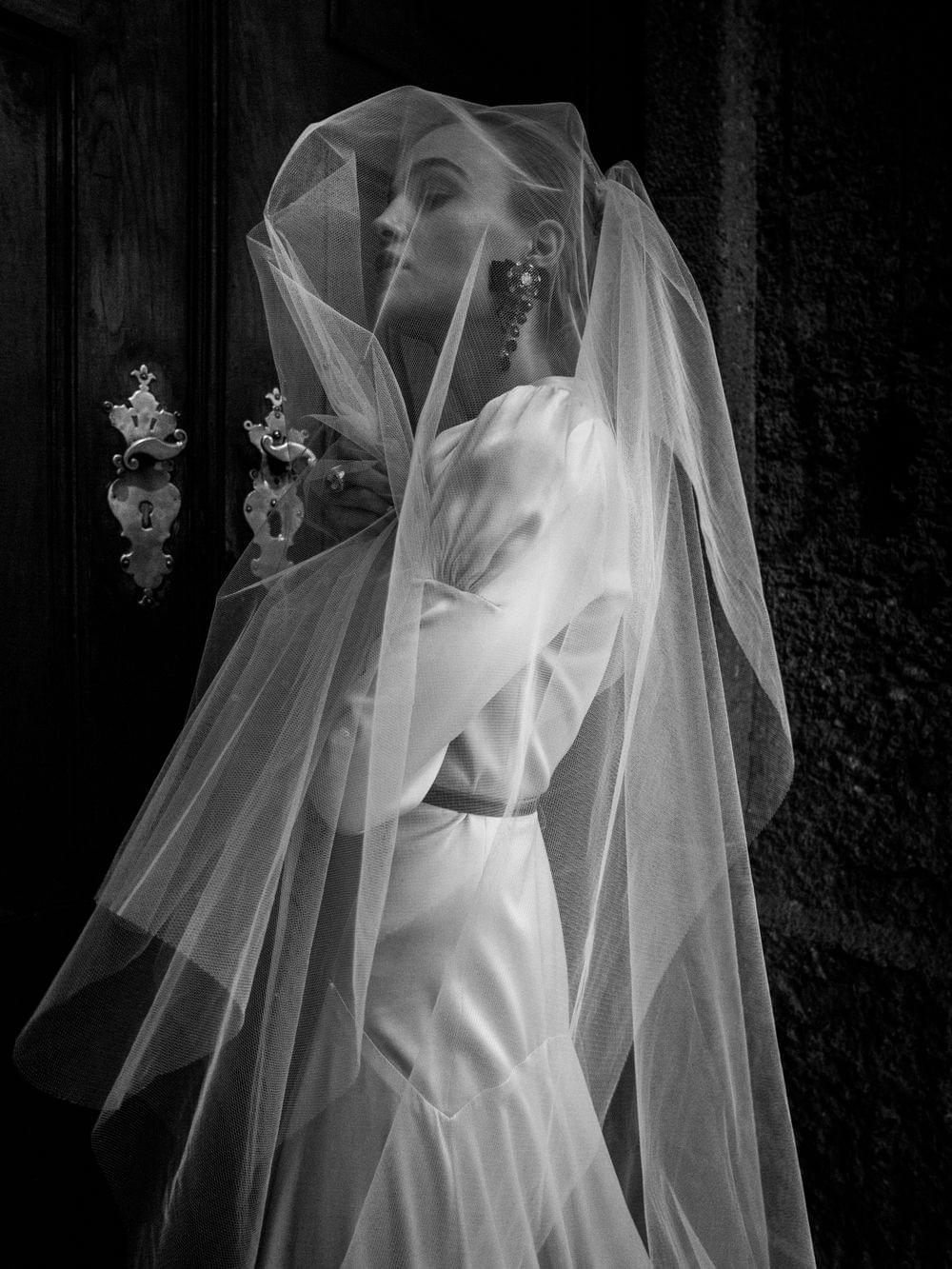 luxury black and white wedding picture bride, lena hoschek, dolce und gabbana, schloss leopoldskron