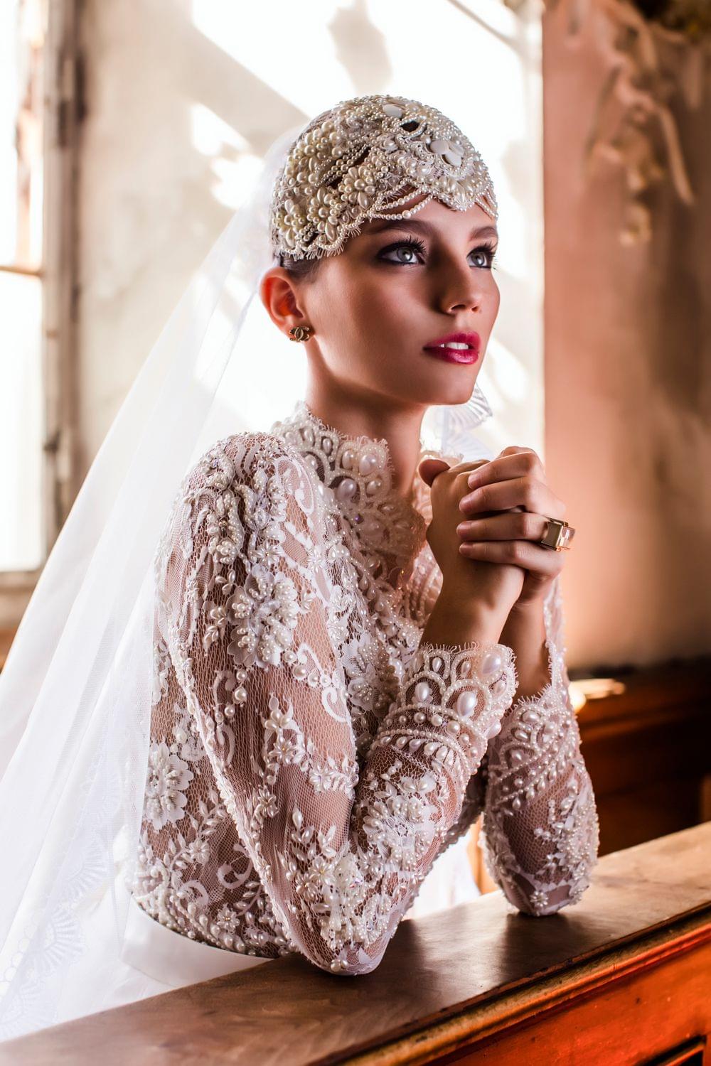 luxury wedding photography praying bride in a chapel, by amor und psyche, wedding styling, solainepiccol vienna